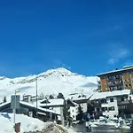 Beautiful 3-room Ski-in Ski-out Cervinia 公寓 *