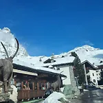 Beautiful 3-room Ski-in Ski-out Cervinia 布勒伊-切尔维尼亚